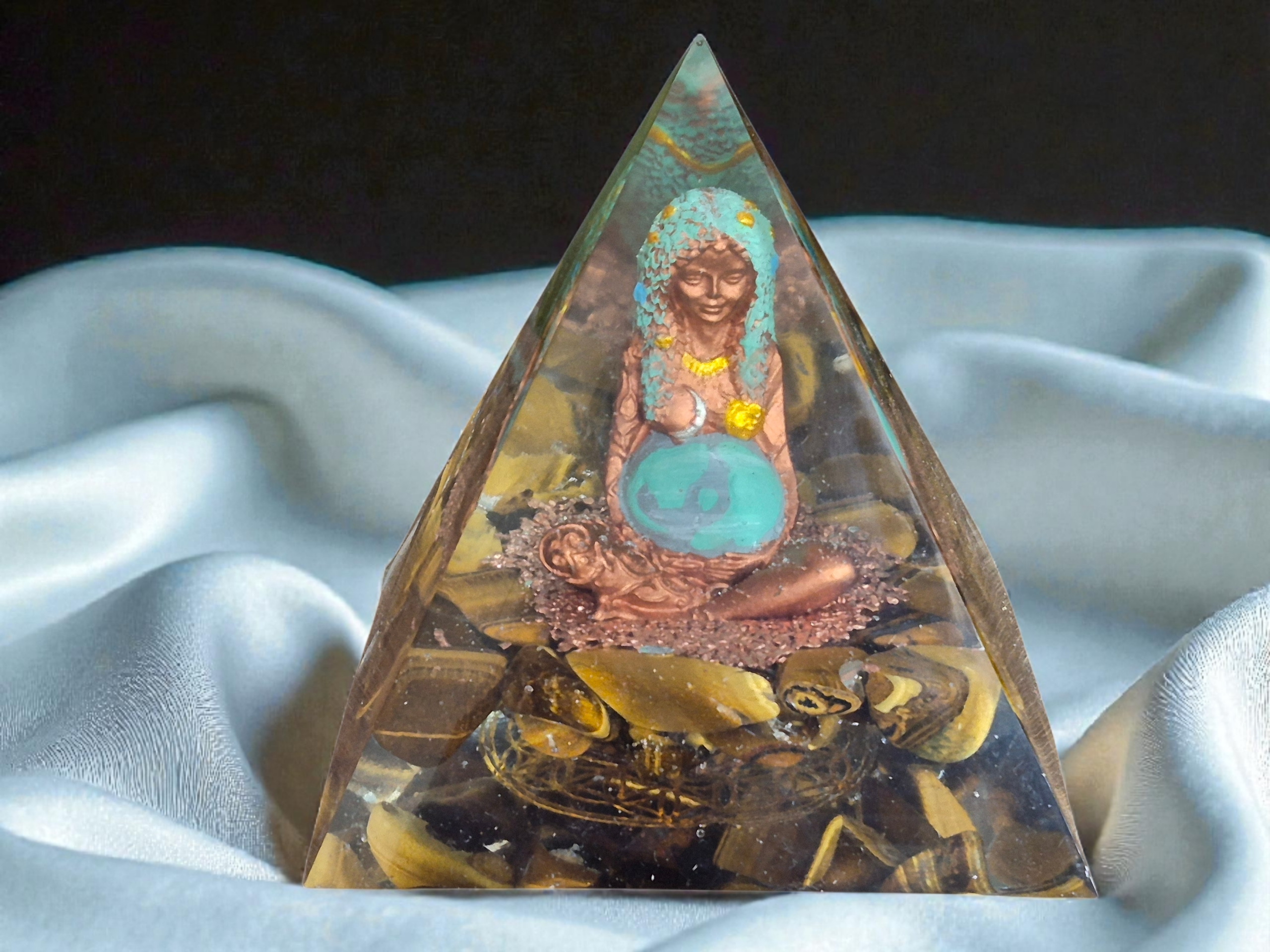 Orgonite pyramide bouddha oeil du tigre